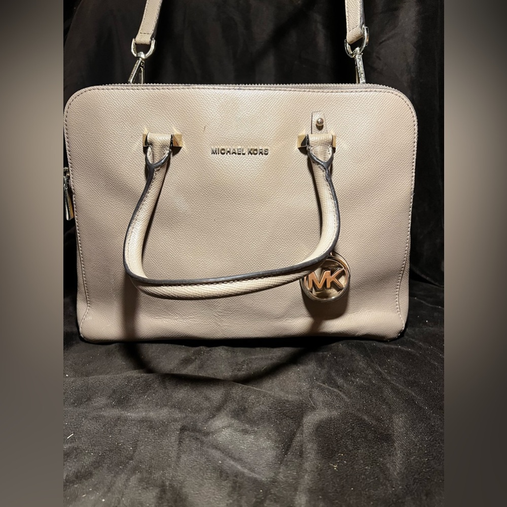 Pre owned in good condition. View photos for more details. Questions? Comment !